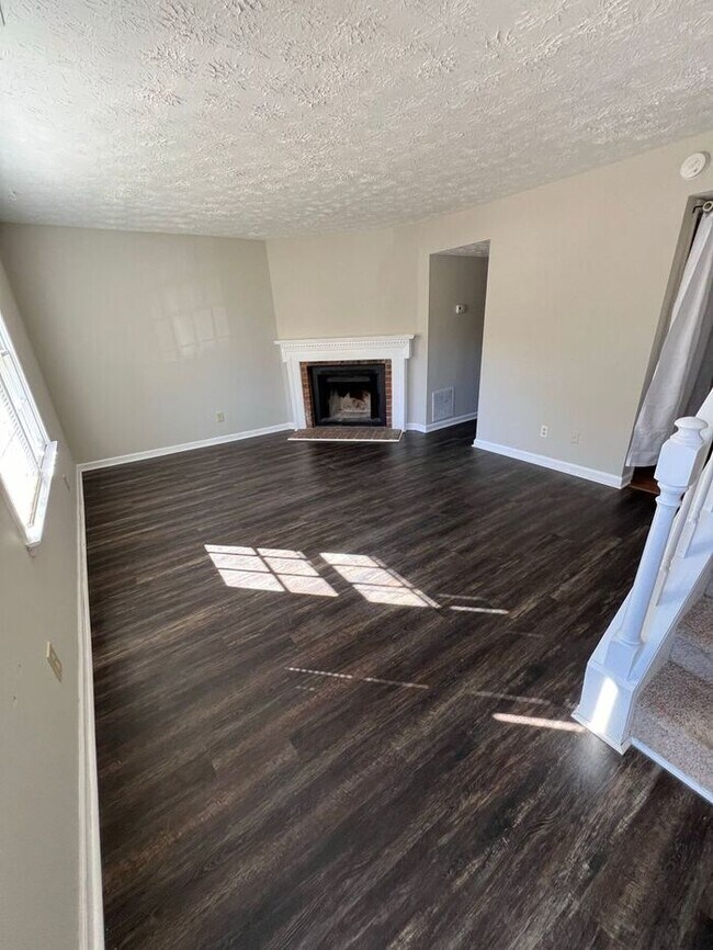 Building Photo - Spacious 2 bedroom 2.5 bathroom town home ...