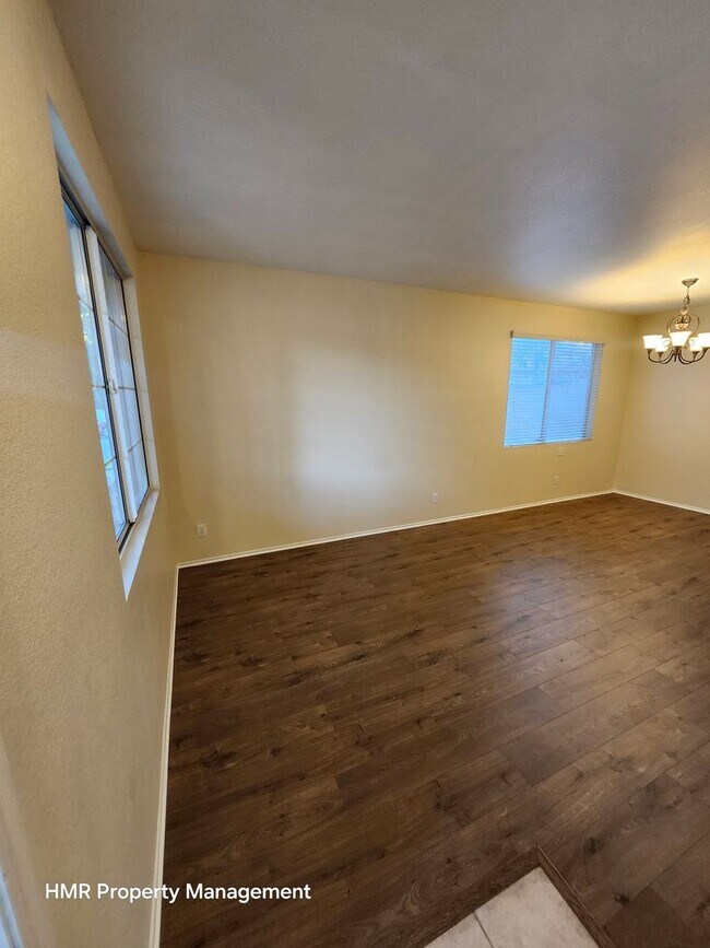 Building Photo - 5 Bedrooms with a Bonus Family Room