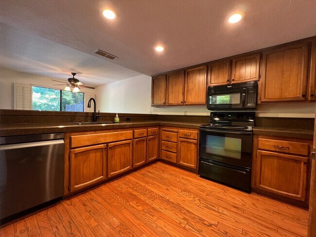 Foto del edificio - Quiet Home In Serene Green Belt In The Heart Of Citrus Heights