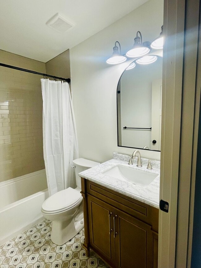 Foto del edificio - Newly Built Home minutes from Downtown Madison