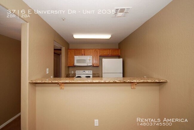 Building Photo - Charming Townhome with Two Bedroom Suites