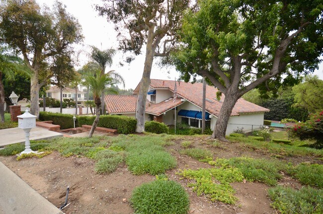 Foto del edificio - Beautifully Remodeled 4 Bedroom Pool Home ...