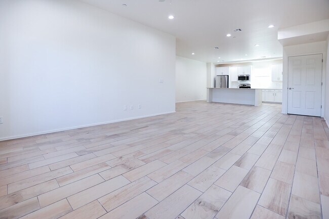 Building Photo - 3434 N Longview Ave