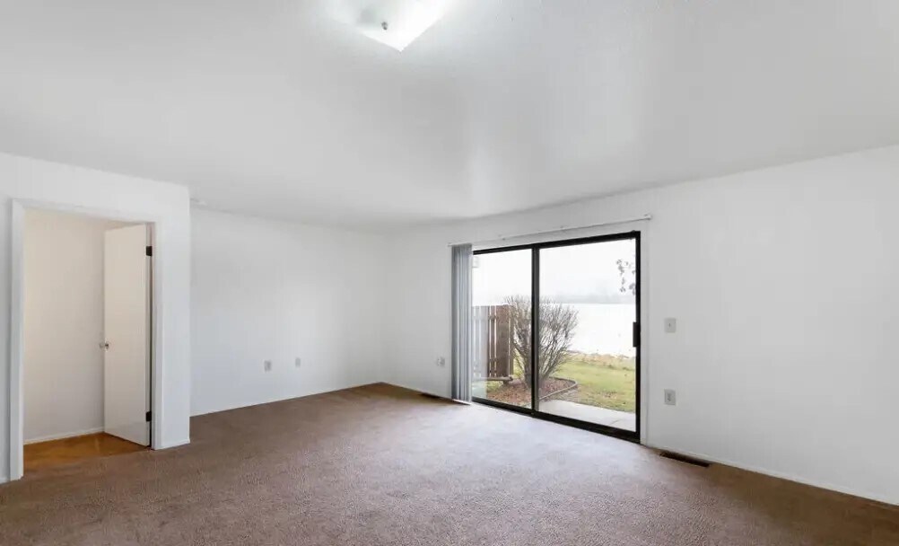 Foto del edificio - 180 Colony Dr S