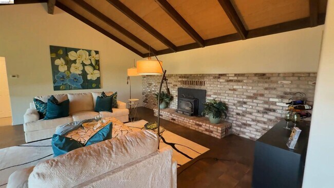 Foto del edificio - 5051 Harrison Grade Rd