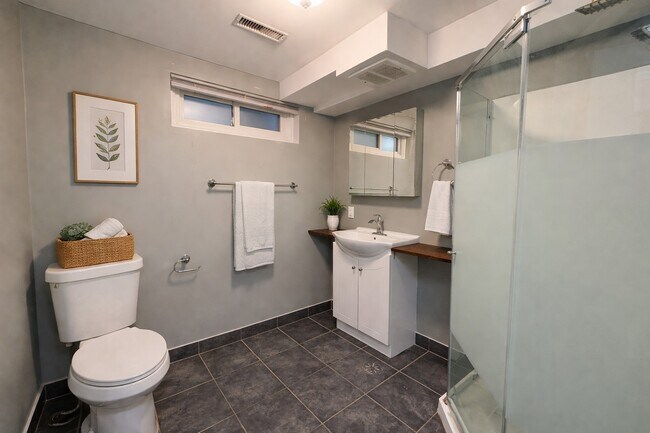 Photo du bâtiment - 136 Mooregate Crescent Kitchener Ontario N2M 2G1