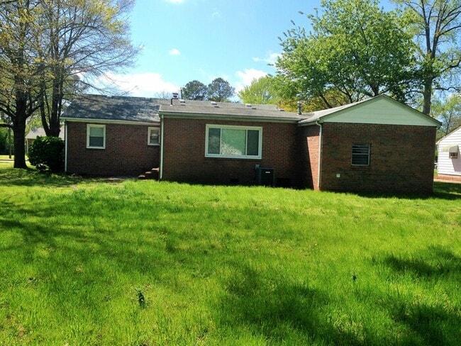 Building Photo - SPACIOUS 3 BED/1 BATH ALL BRICK HOME IN ES...