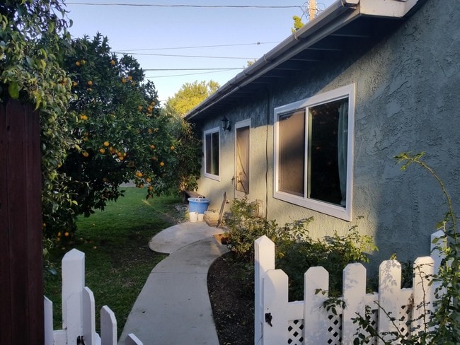 Private Front Entrance - 1914 Granville Ave