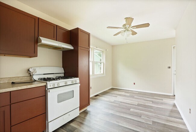 Foto del edificio - You won't want to miss this home