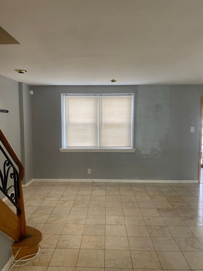 Building Photo - Stunning 3-Bedroom Townhome in East Oak La...