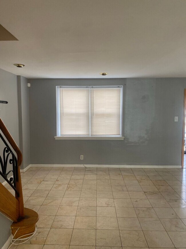 Foto del edificio - Stunning 3-Bedroom Townhome in East Oak La...
