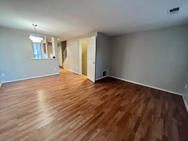 Building Photo - Amazing 2 BR/2 BA EOG Townhome in Montgome...