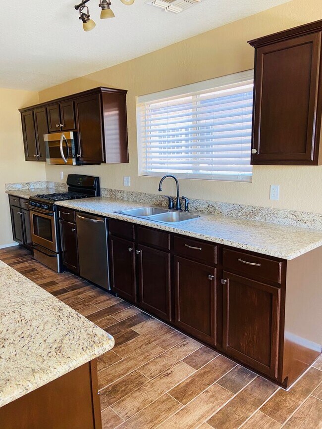 Building Photo - 5 bedroom 3 bath Remolded home Ready to mo...