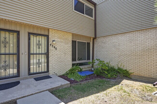 Building Photo - $2,440.95, 2 Beds - 3 Bath, Single Family Home in Littleton with Brand New Appliances!