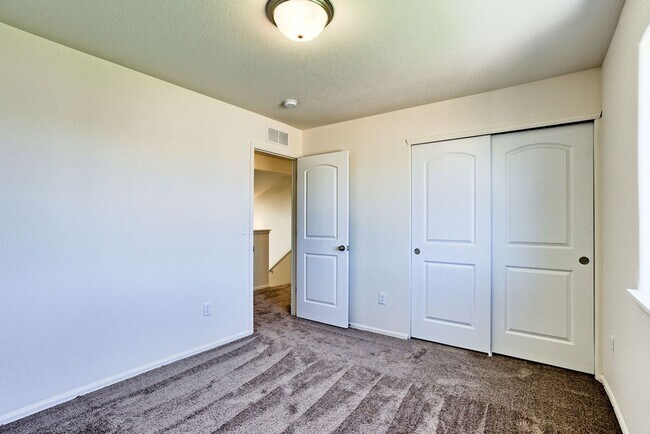Building Photo - 4/5 Bedroom Single Family Home in Raindance