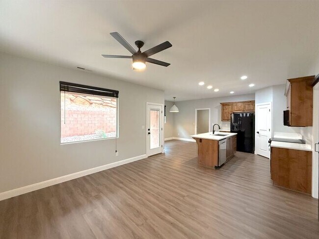 Foto del edificio - 4 bed, 2.5 bath duplex unit w/2 car garage