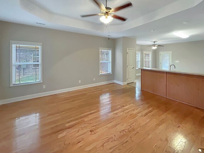 Building Photo - Lovely 3-Bedroom Home with Modern Amenitie...