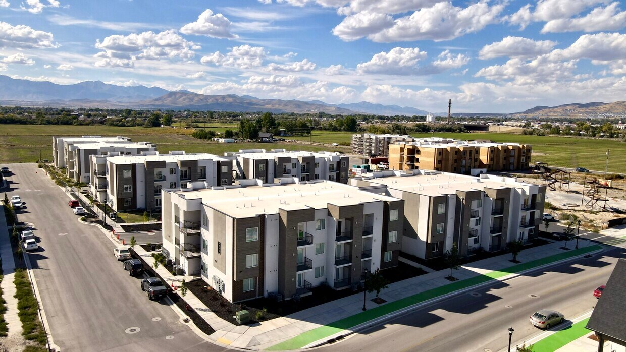 Building Photo - 1114 W 250 S
