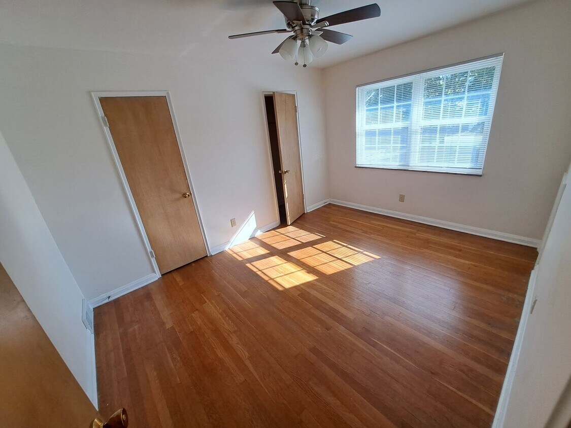 Foto principal - 2827 Charing Rd