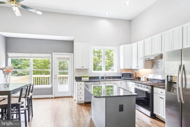 Building Photo - 2557 James Monroe Cir