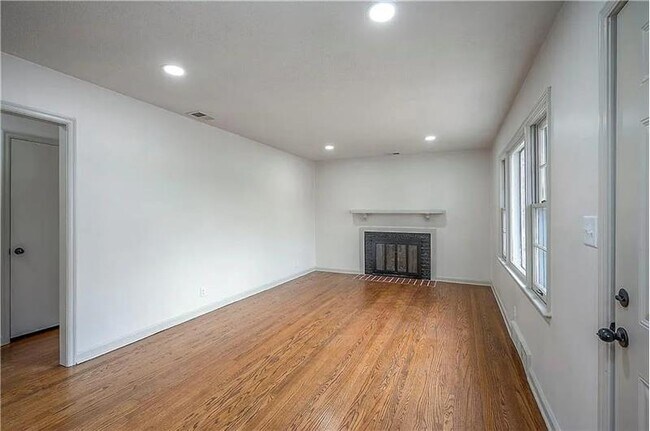 Foto del edificio - 7405 Glenwood Ln