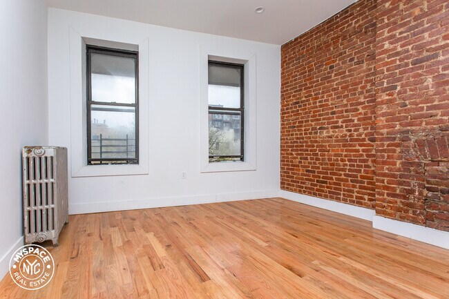 Building Photo - 136 Kingsland Ave