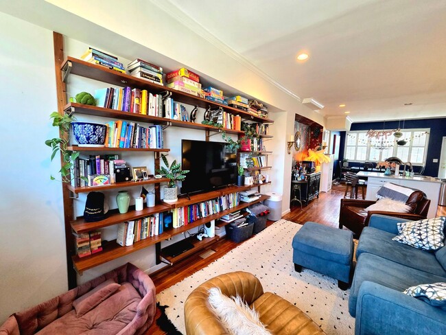Building Photo - Stunning 4 BR/3.5 Townhome in Barney Circle!