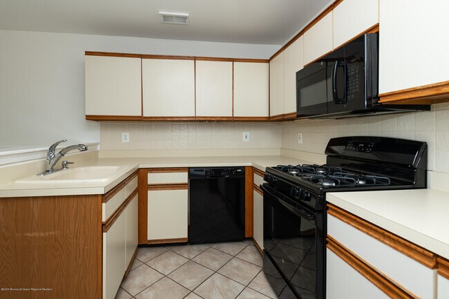 Building Photo - 17 Saddle Ct