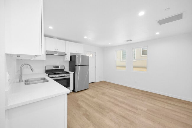 Building Photo - 308 N Catalina Ave
