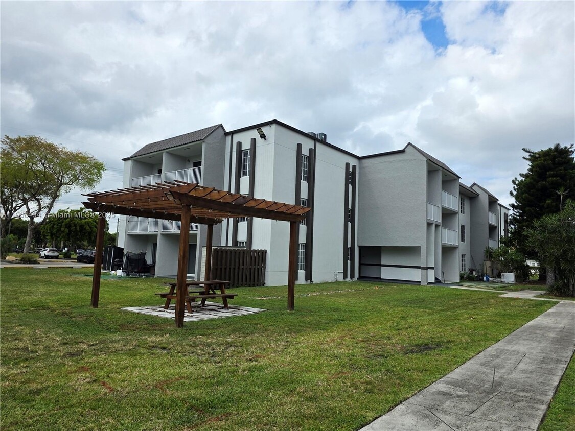 Foto principal - 4810 NW 79th Ave