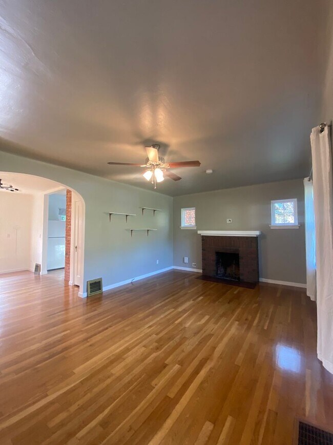 Foto del edificio - Perry District Gem – Move-In Ready 3 plus Bed / 2 Bath Brick Home with Finished Basement & 2-Car ...