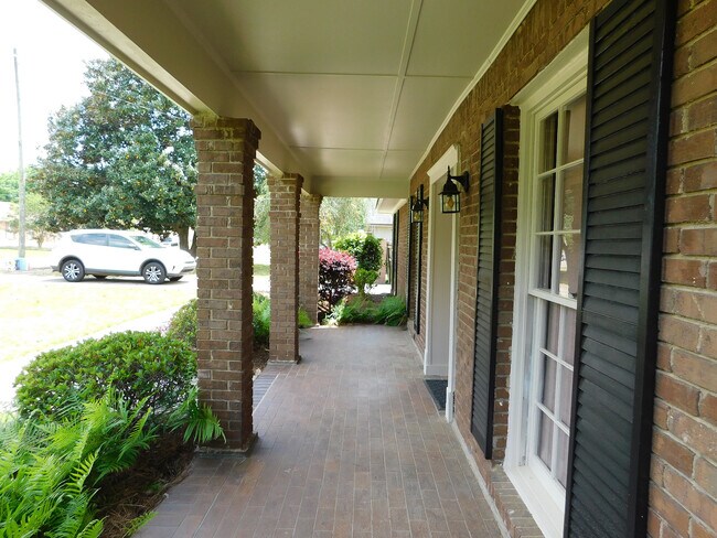 Building Photo - 212 Davors Dr