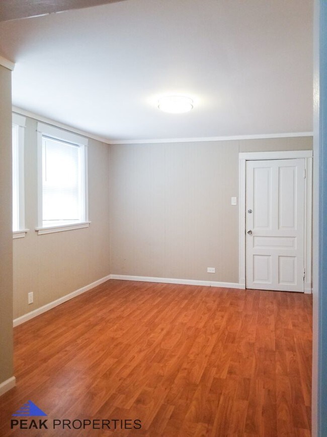 Foto del edificio - 832 N. Rockwell Ave.