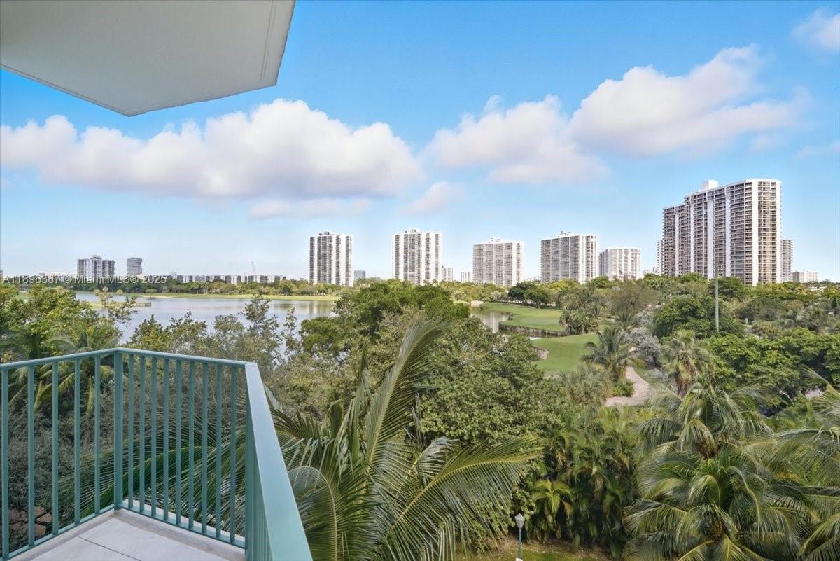 Foto principal - 20000 E Country Club Dr