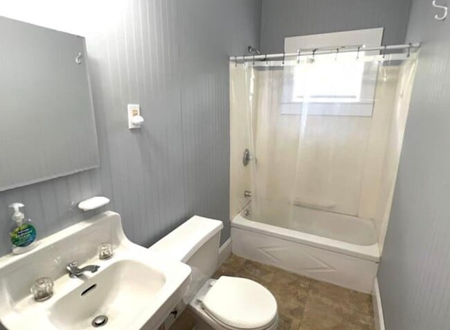 Building Photo - 116 Concord St