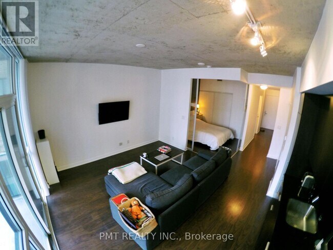 Photo du bâtiment - 478-478 King St W