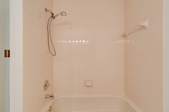 Foto del edificio - 223 E River Park Dr
