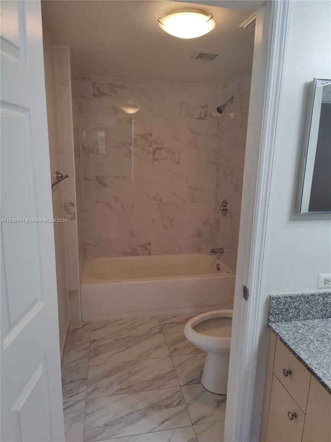 Foto del edificio - 2474 Centergate Dr