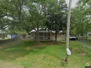Building Photo - 710 Pershing Ave
