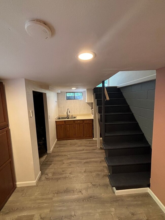 Building Photo - Basesment unit / All utilities included