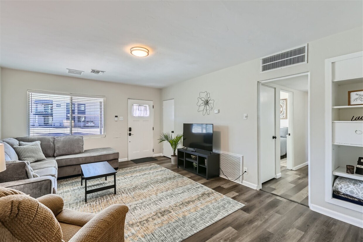 Foto principal - 3146 E Flower St