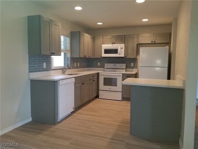 Building Photo - 914 Santa Barbara Blvd