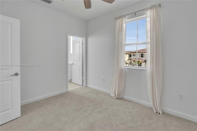 Foto del edificio - 2652 SE 28th St