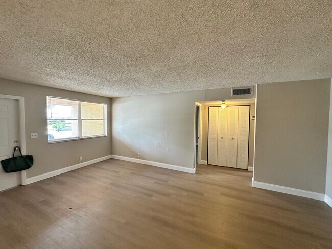 Building Photo - 850 E Commercial Blvd