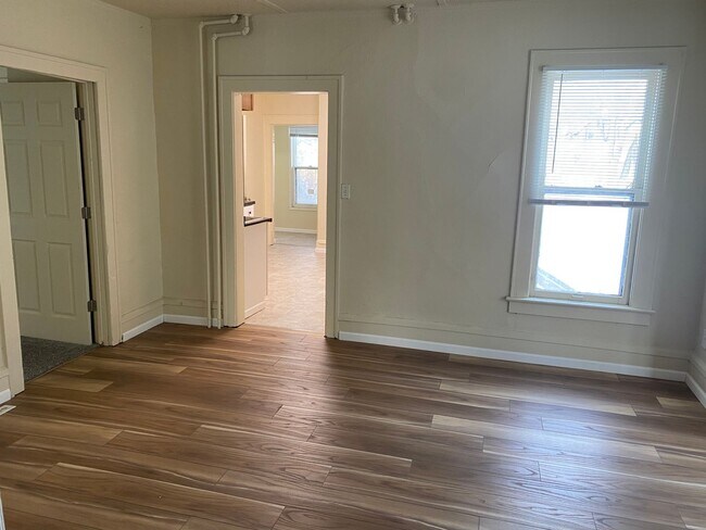 Building Photo - Very Spacious 4 bedroom located in South F...