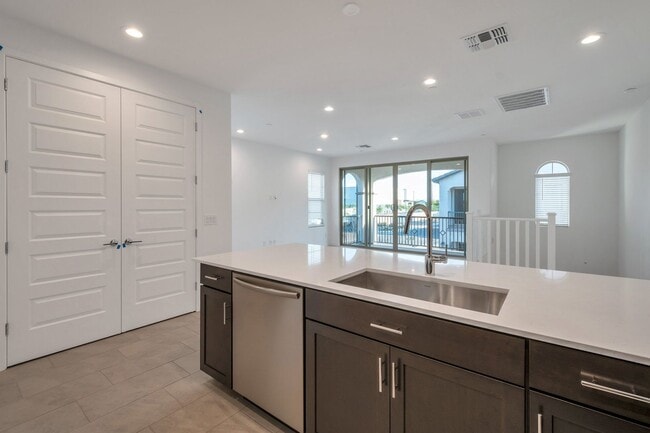 Foto del edificio - Like Brand New Luxurious Modern 3 Bedroom ...