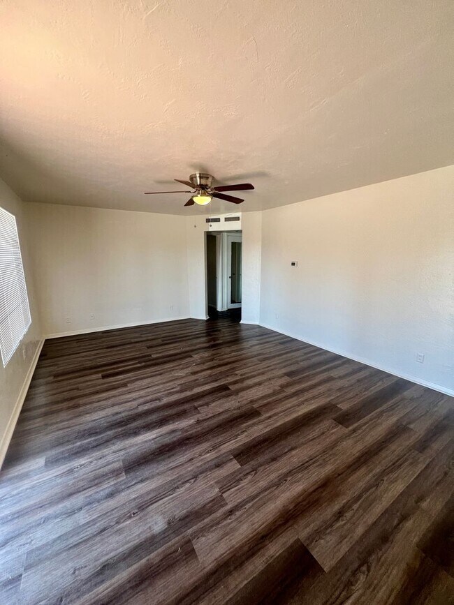 Foto del edificio - Wonderful home on large corner lot!