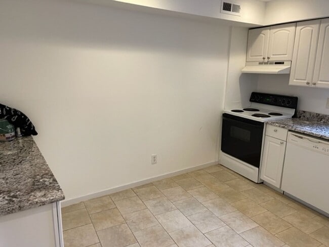 Building Photo - Recently Renovated, Fab 2 bedroom in North...