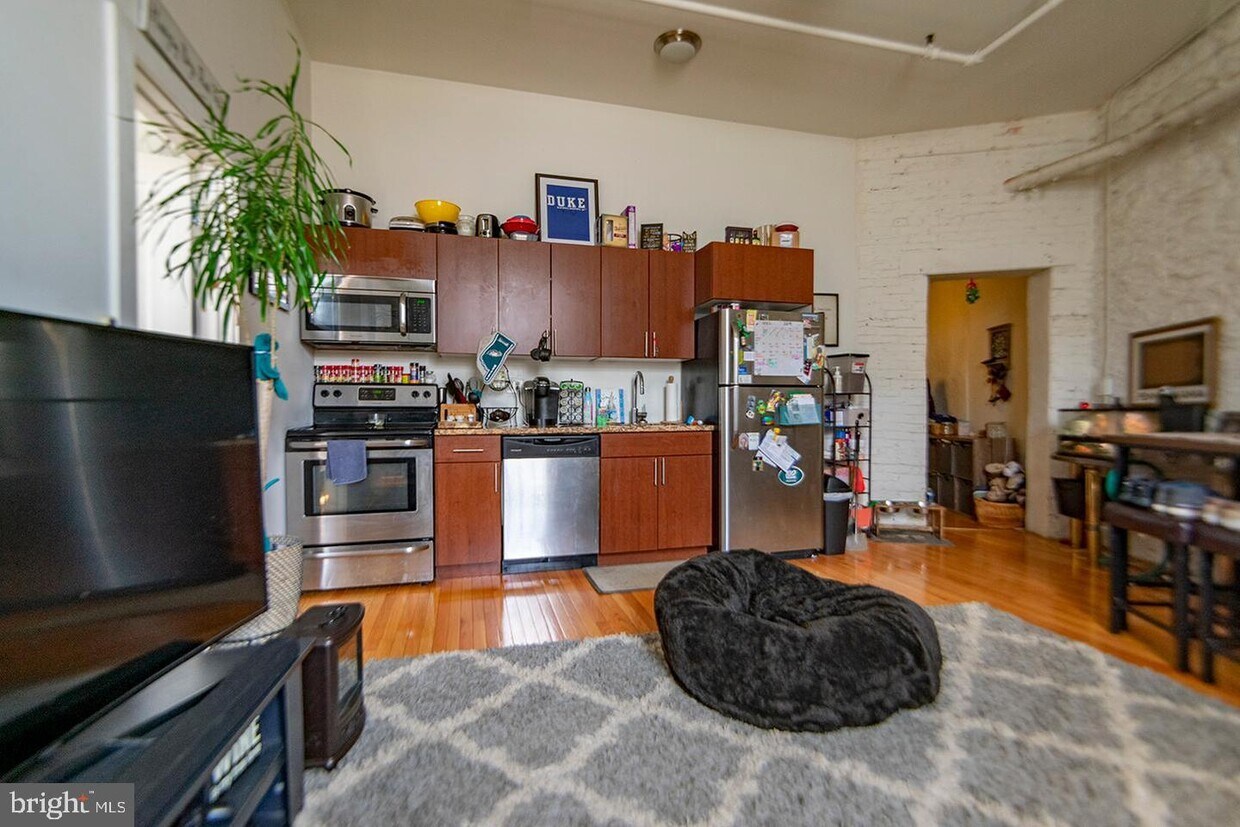 Primary Photo - 4 Leverington Ave