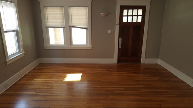 Building Photo - Huge 3 bedroom 1 bath duplex for rent.